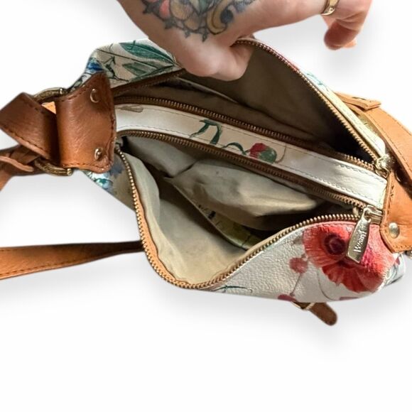 VALENTINA Women’s Multicolor Floral Leather Bucket Bag Tan Trim - Picture 6 of 7